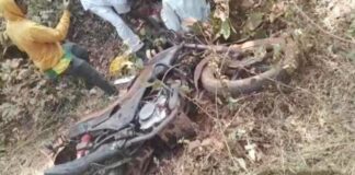 दुचाकीला कारने पाठीमागून ठोकल्याने दोघे गंभीर जखमी. Vehicle