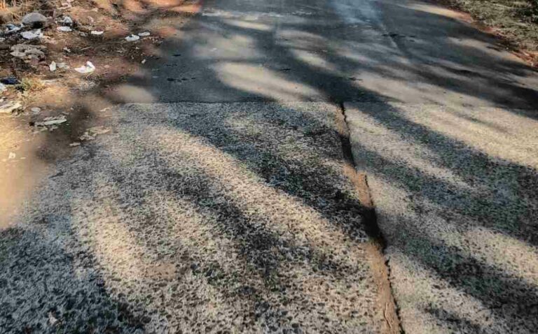 खादरवाडी मेन रोडच्या अर्धवट विकासाबद्दल आंदोलनाचा इशारा