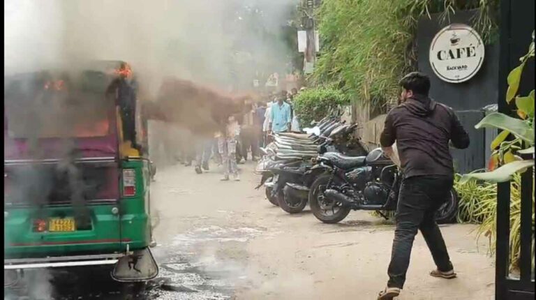 बेळगावमध्ये बर्निंग ऑटोचा थरार!