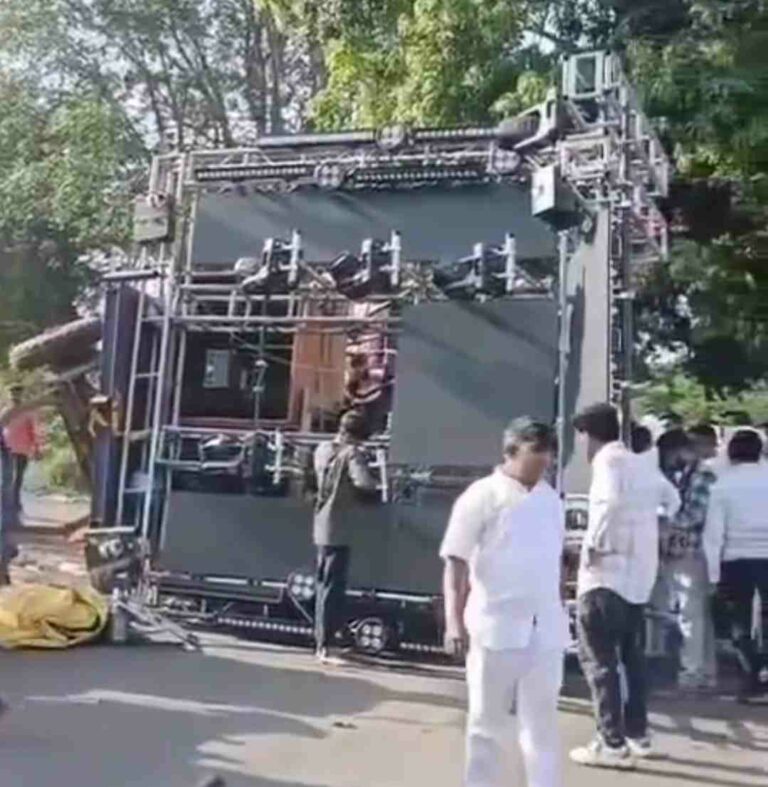 अगसगे क्रॉस येथे डॉल्बी साउंड सिस्टिम पलटी