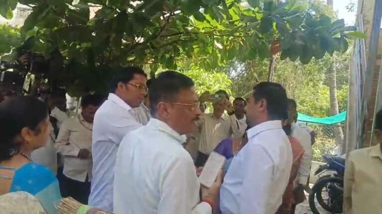 सर्वेक्षण करण्यासाठी गेलेल्या मनपा उपायुक्तांवर भडकले नगरसेवक!