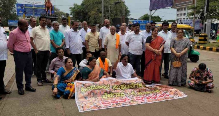 निलंबित सीपीआयच्या समर्थनार्थ आंदोलन