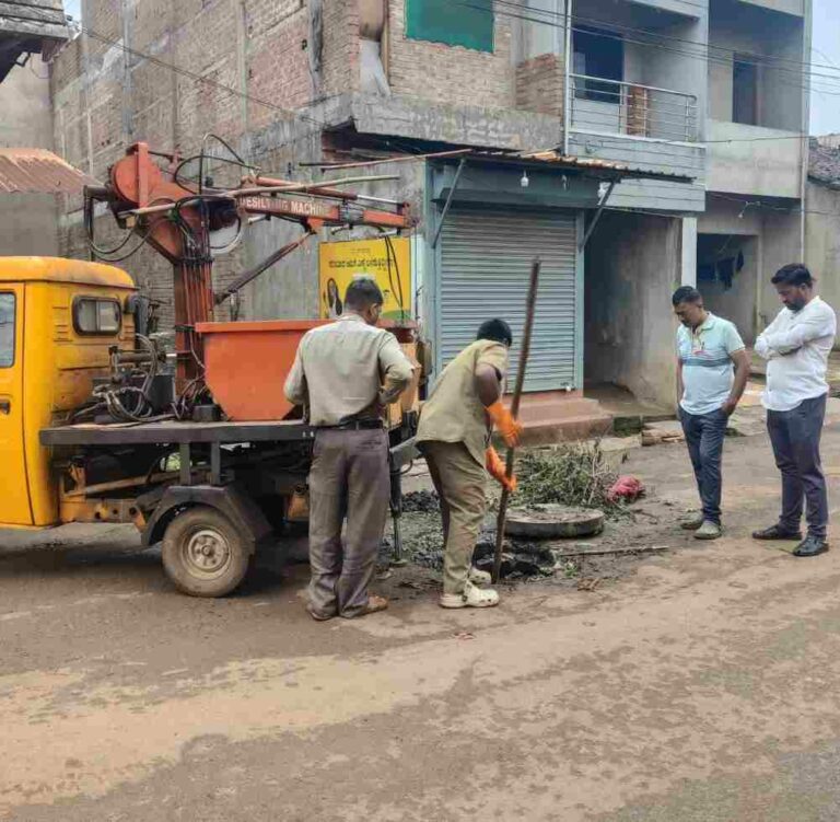 त्या ड्रेनेजच्या दुरुस्तीला प्रारंभ; नागरिकात समाधान