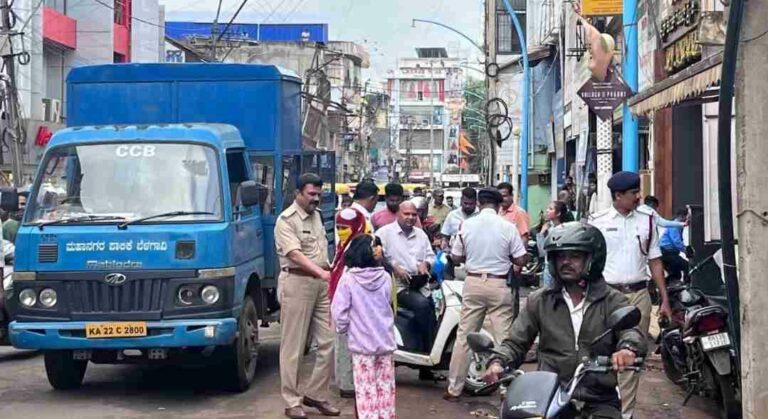 शहराच्या मुख्य बाजारपेठेतील अतिक्रमणांवर हातोडा