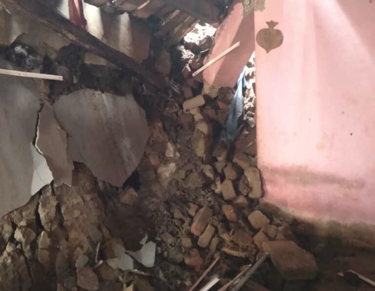 घर कोसळून श्रीमूर्तींसह लाखोंचे नुकसान; मदतीचे आवाहन