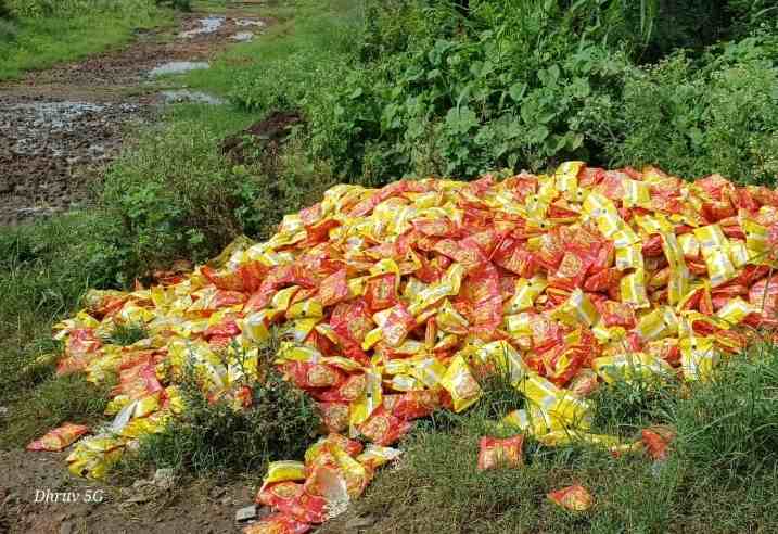 कणबर्गी रस्त्याशेजारी चक्क मॅगी नूडल्स पाकिटांचा ढीग