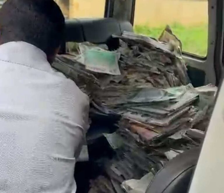 गुरुप्रसाद कॉलनीत रद्दी दान करून शांताई विद्या आधारला पाठिंबा