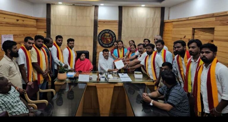 कन्नड सक्ती तीव्र करा -करवेची महापौरांकडे मागणी