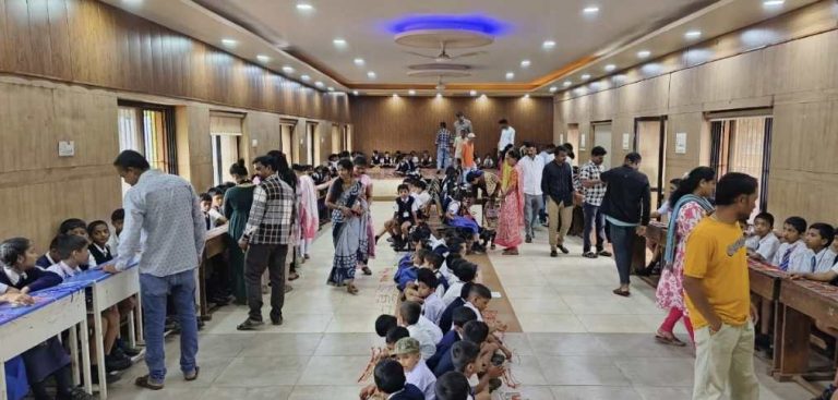 कॅन्टोन्मेंट मराठी प्राथमिक शाळेत राखी प्रदर्शन