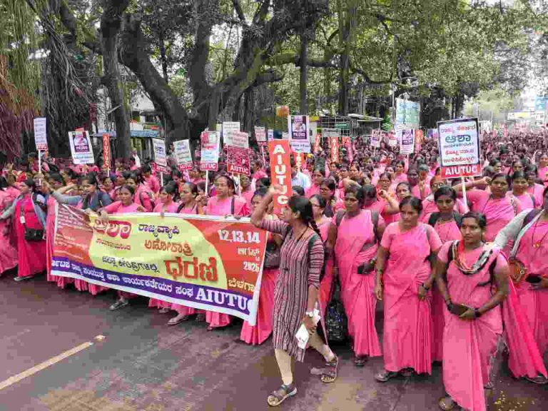 सरकारचे लक्ष वेधण्यासाठी आशा कार्यकर्त्यांचा रास्ता रोको