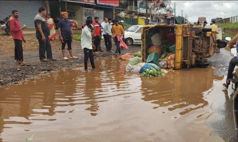 जयकिसान भाजी मार्केटमध्ये उलटली व्हॅन!