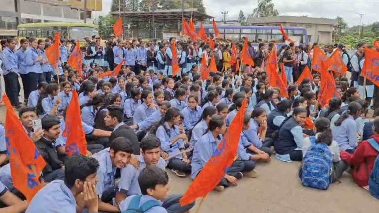 अपुऱ्या, मनमानी बस सेवेच्या निषेधार्थ अभावीपचे आंदोलन