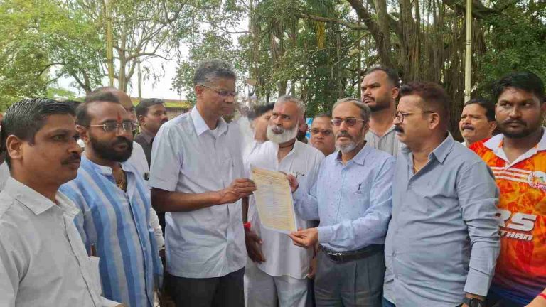 मध्यवर्ती महामंडळाने घेतली पालकमंत्र्यांची तातडीची भेट