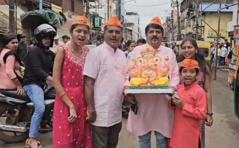 शहरात अपूर्व उत्साहात बाप्पाचे स्वागत;