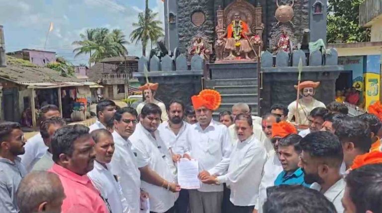 कन्नड सक्तीविरुद्ध युवा समिती सीमाभागाचे आम. विठ्ठल हलगेकर यांना निवेदन