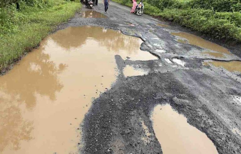 राजहंसगड -देसूर खराब रस्ता त्वरेने दुरुस्ती करण्याची मागणी