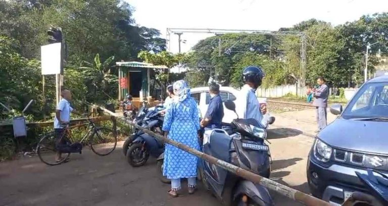 नादुरुस्त गेटमुळे पहिल्या रेल्वे गेट येथे धोका; तात्काळ दुरुस्तीची मागणी