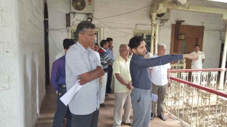 पालकमंत्र्यांनी केली जिल्हाधिकारी कार्यालयाच्या कामाची पाहणी