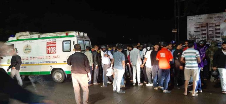 अपघातातील जखमीला सामाजिक कार्यकर्त्यांची मदत