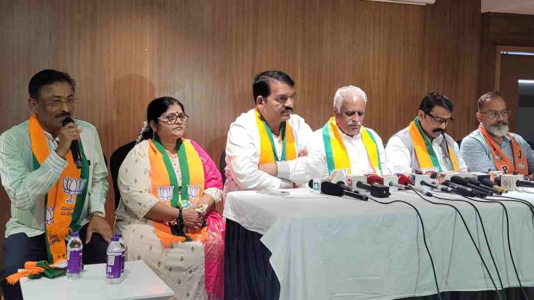 संकटग्रस्त शेतकऱ्यांकडे लक्ष देण्याऐवजी मंत्री निवडणुकीत व्यस्त -कडाडी यांची टीका