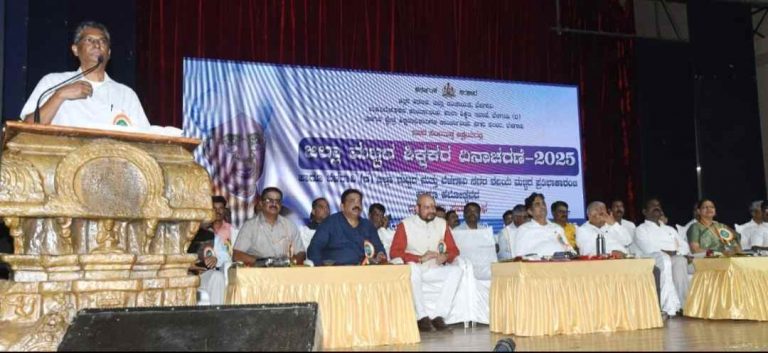 विद्यार्थ्यांना उत्तम नागरिक घडविण्यात शिक्षकांची भूमिका महत्त्वाची : मंत्री सतीश जारकीहोळी