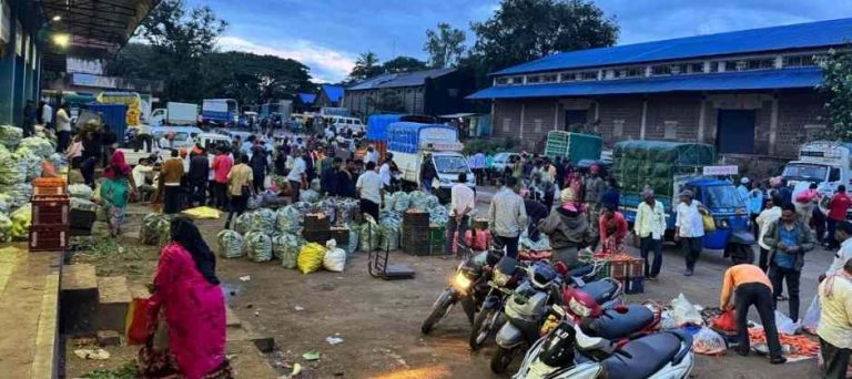 एपीएमसी भाजी मार्केटला पुन्हा ऊर्जेतावस्था; गजबजले मार्केट