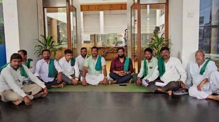 जय किसान’ मार्केटची इमारत पाडण्यासाठी बेळगावात शेतकऱ्यांचे आंदोलन