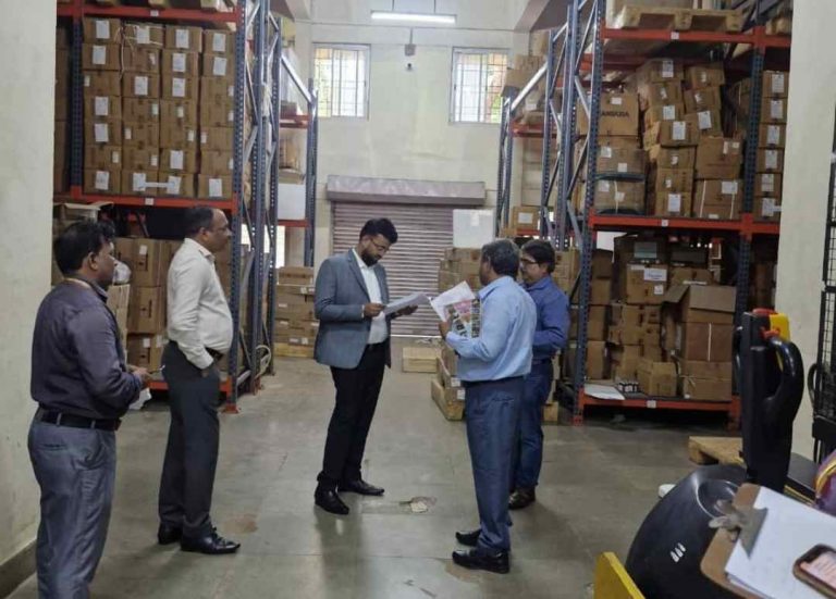 राहुल शिंदे यांनी दिली जिल्हा औषध गोदामाला अचानक भेट