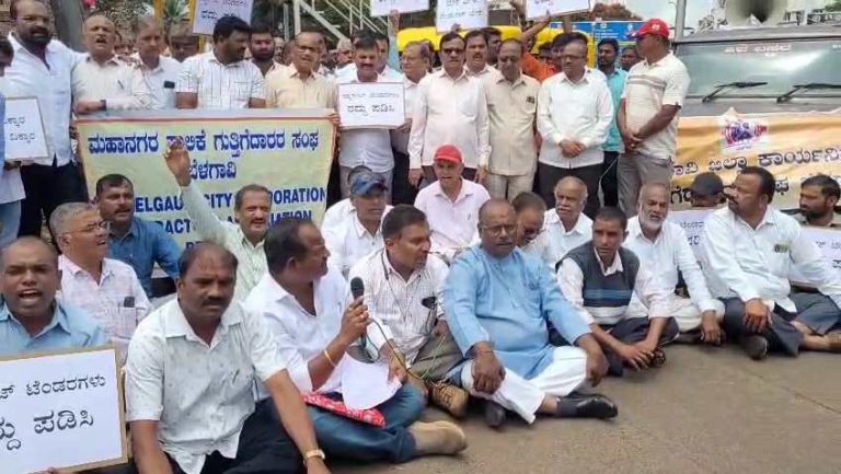 विविध मागण्यांसाठी कंत्राटदारांचा जिल्हाधिकारी कार्यालयावर मोर्चा