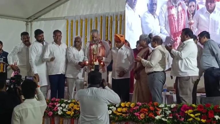 बेळगावातील रेल्वे प्रकल्पांना राज्य सरकारचा अडसर :व्ही. सोमाण्णा