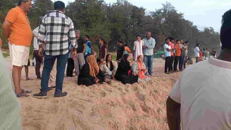 शिरोडा  समुद्रात ८ पर्यटक बुडाले तिघांचा मृत्यू इतरांचा शोध सुरू