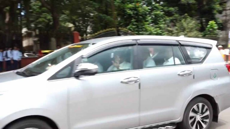 निदर्शने करणाऱ्या शेतकऱ्यांना टा-टा करून निघून गेले मुख्यमंत्री