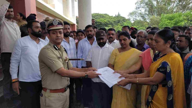 मिरवणुकीत दहशत माजवणाऱ्यांवर कारवाई करा – खडक गल्लीवासियांची मागणी