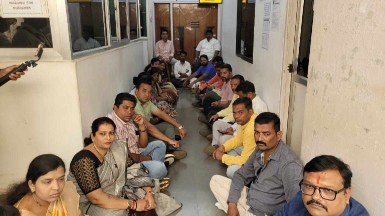 अधिकाऱ्याच्या बदलीसाठी सत्ताधारी नगरसेवकांचा प्रशासनाविरोधात एल्गार