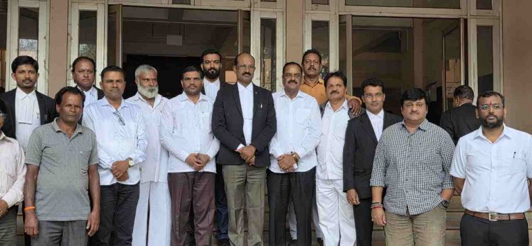 ‘भगवा’ फडकविल्या प्रकरणी  यांच्या विरुद्ध दोषारोप  दाखल