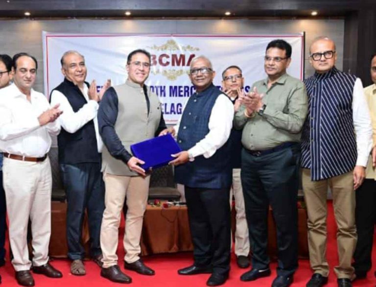 तेंडुलकरनी  स्विकारला कापड व्यापारी संघटनेच्या अध्यक्षचा पदभार