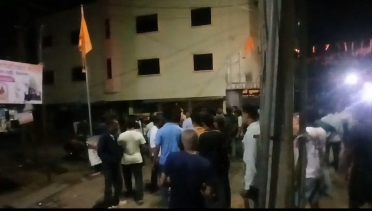 खडक गल्ली मिरवणुक  दगडफेक 50 जणांवर गुन्हा