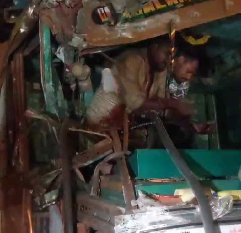 दोन ट्रकचा अपघात चालक गंभीर जखमी