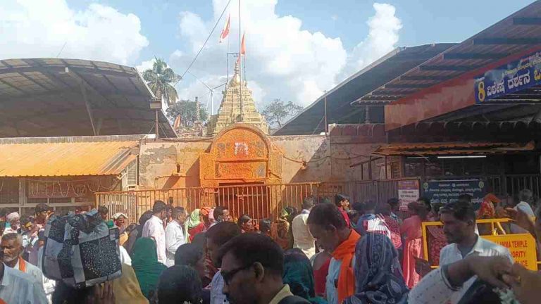 सौंदत्ती श्री रेणुकादेवी मंदिरात त्रिपुरारी पौर्णिमा, कार्तिक स्नान भक्तीभावाने