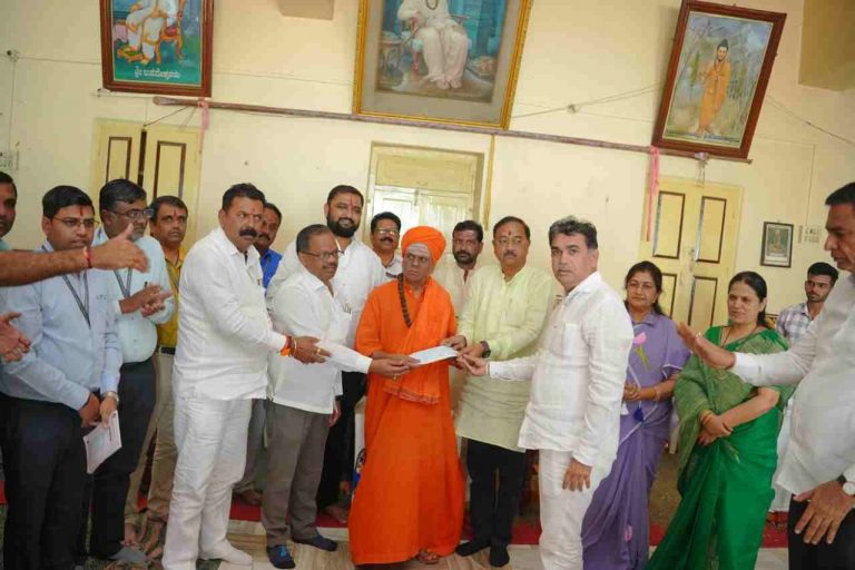 डीसीसी बँकेकडून मुरगोड मठाला अन्नदासोहसाठी देणगी