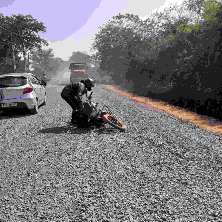 वेंगुर्ला रोडवर खडीचा त्रास