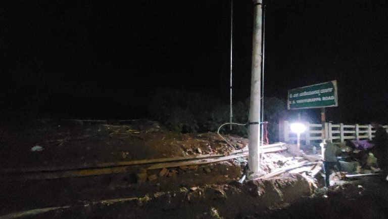 कडाक्याच्या थंडीत रात्री देखील विकास कामे सुरूच