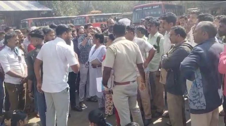 बससेवे साठी अतिवाड ग्रामस्थांचा परिवहन विभागावर मोर्चा