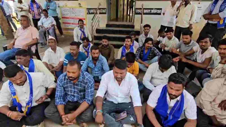 भू-खंड वितरणासाठी दलितांचे हिंडलगा ग्रामपंचायतीसमोर धरणे