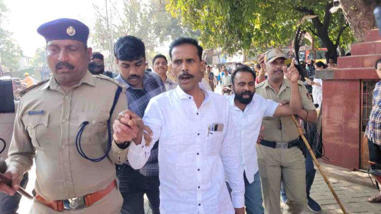 महामेळाव्याच्या विरोधात प्रशासनाचे षड्यंत्र; समिती नेत्यांची पहाटेपासून धरपकड