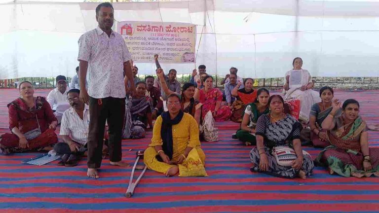 वाजपेयी आवास योजनेच्या घरांसाठी ‘यांचे’ धरणे आंदोलन