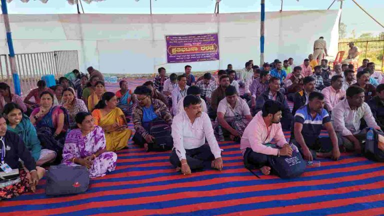 सेवा सुरक्षा प्रदान करण्याची महाविद्यालयीन ‘डी’ ग्रुप कर्मचाऱ्यांची मागणी