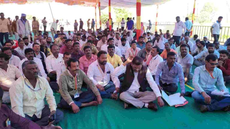 पगार वाढीसाठी पालिका पाणी पुरवठा कर्मचाऱ्यांचे धरणे आंदोलन