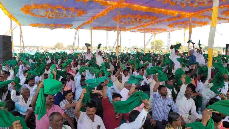 शेतकऱ्यांच्या विविध मागण्यांसाठी रयत संघ -हसिरु सेनेचे भव्य आंदोलन