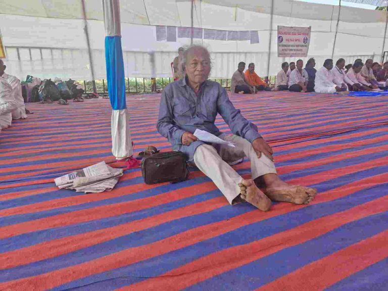 निवृत्ती वेतनातील ‘दलालशाही’ विरोधार्थ एकाकी लढा